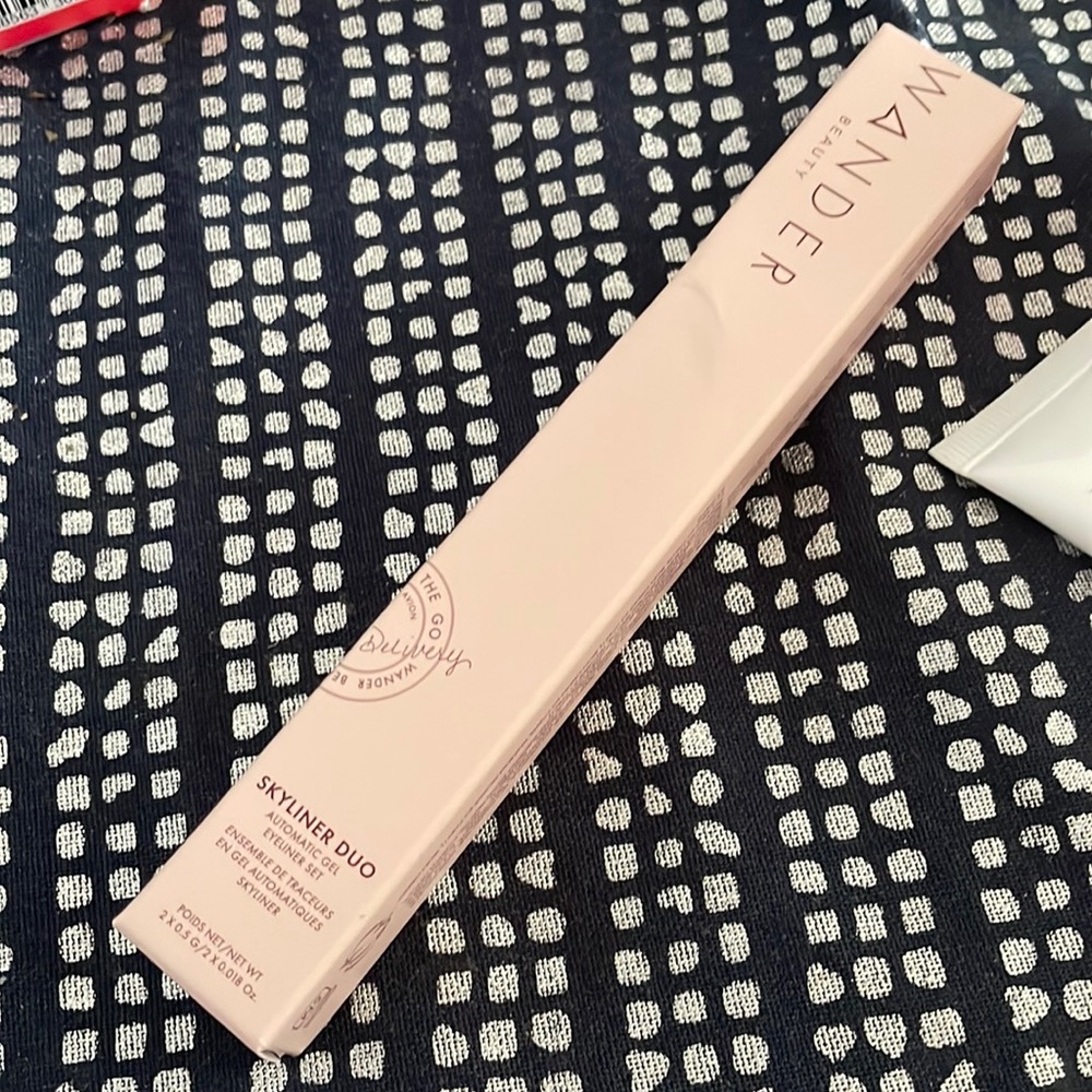 WANDER BEAUTY Skyliner Duo Two separate Eyeliners in black and brown
